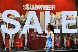 Quảng cáo hạ giá tại một cửa hàng ở trung tâm kinh doanh thủ đô Seoul. (Nguồn: AFP/TTXVN)