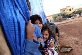 Trẻ em tị nạn Syria tại một trại tị nạn ở làng Taybeh, thung lũng Bekaa, miền Đông Liban. (Nguồn: AFP/TTXVN)