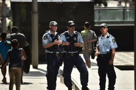 Cảnh sát Australia tuần tra tại quận trung tâm thương mại ở Sydney ngày 24/12. (Nguồn: AFP/TTXVN)