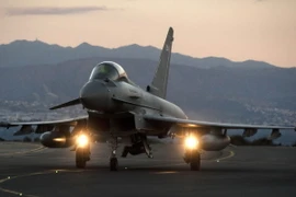 Máy bay ném bom Typhoon của RAF tại căn cứ không quân ở Akrotiri, gần thành phố Limassol, đảo Cyprus ngày 3/12. (Nguồn: AFP/TTXVN)