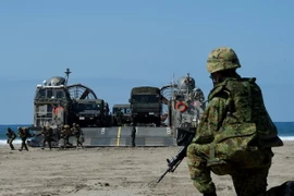 Binh sỹ Nhật Bản giám sát hoạt động của tàu đổ bộ trong cuộc tập trận. (Nguồn: AFP/TTXVN)