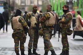 Binh sỹ Bỉ tuần tra trên các đường phố ở Brussels ngày 24/11. (Nguồn: AFP/TTXVN)