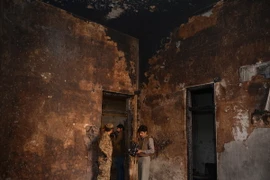 Binh sỹ Pakistan làm nhiệm vụ tại hiện trường vụ thảm sát trường học ở Peshawar ngày 17/12/2014. (Nguồn:AFP/TTXVN)