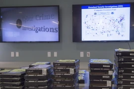 Các ổ cứng máy tính ở Trung tâm chống tội phạm mạng Mỹ ở Fairfax, bang Virginia, Mỹ ngày 22/7. (Nguồn: AFP/TTXVN)