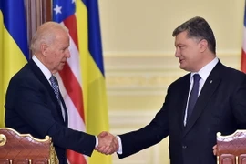 Tổng thống Ukraine Petro Poroshenko (phải) tiếp Phó Tổng thống Mỹ Joe Biden đang trong chuyến thăm Kiev ba ngày. (Nguồn: AFP/TTXVN)