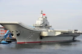 Tàu sân bay Liêu Ninh tại một cảng của Trung Quốc. (Nguồn: THX/TTXVN)