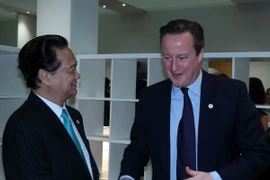 Thủ tướng Chính phủ Nguyễn Tấn Dũng gặp Thủ tướng Anh David Cameron. (Ảnh: TTXVN phát)