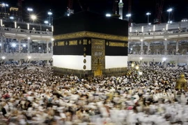 Các tín đồ Hồi giáo tại Nhà thờ Lớn ở thánh địa Mecca tối 20/9. (Nguồn: AFP/TTXVN)