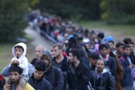 Người di cư vượt qua cửa khẩu biên giới tại Zakany, Hungary ngày 16/10. (Nguồn: Reuters/TTXVN)
