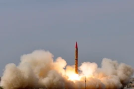 Ngày 13/11, quân đội Pakistan cho biết đã phóng thử thành công tên lửa tầm trung Shaheen-II (Hatf-VI) có khả năng mang đầu đạn hạt nhân. (Nguồn: AFP/TTXVN)