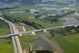 Đường cao tốc Nội Bài-Lào Cai nhìn từ trên cao. (Ảnh: Huy Hùng/TTXVN)