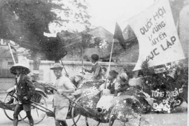 Nhân dân lao động Thủ đô cổ động cho ngày Tổng Tuyển cứ đầu tiên. (Ảnh: Tư liệu TTXVN)