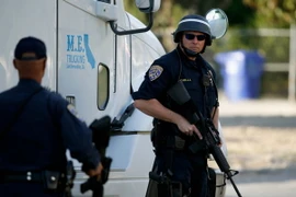 Cảnh sát Mỹ truy đuổi nghi phạm vụ xả súng tại San Bernardino. (Nguồn: AFP/TTXVN)