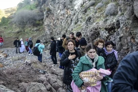 Người di cư từ Thổ Nhĩ Kỳ tới đảo Lesbos của Hy Lạp sau hành trình vượt biển Aegean ngày 26/11. (Nguồn: AFP/TTXVN)