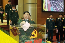 Lắp điện nông thôn ở xã Ea Tul, huyện Cư M’gar, Đắk Lắk. (Ảnh: Dương Giang/TTXVN)