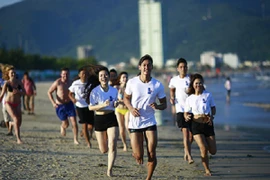 Chạy chân trần cự ly 5km. (Ảnh: Trần Lê Lâm/Vietnam+)