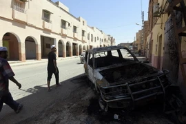 Xe ôtô bị phá hủy trong xung đột giáo phái giữa người thiểu số Berbers và người Arab tại thị trấn Guerara, Algeria. (Nguồn: AFP/TTXVN)