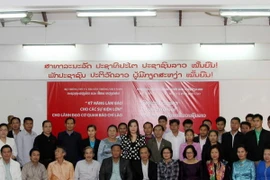 Các học viên và thầy cô giáo chụp ảnh lưu niệm tại lễ khai mạc. (Ảnh: Phạm Kiên/TTXVN)