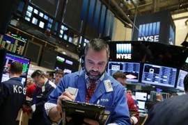 Giao dịch viên làm việc tại sàn giao dịch chứng khoán New York, Mỹ ngày 16/12. (Nguồn: AFP/TTXVN)