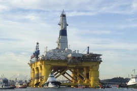 Giàn thăm dò dầu của tập đoàn Shell ở ngoài khơi Alaska, Mỹ ngày 15/6. (Nguồn: AFP/TTXVN)