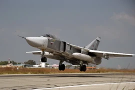 Máy bay chiến đấu Su-24 của Nga tại căn cứ quân sự Hmeymim, tỉnh Latakia, Syria ngày 21/10. (Nguồn: THX/TTXVN)