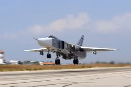 Máy bay chiến đấu Su-24 của Nga tại căn cứ quân sự Hmeymim, tỉnh Latakia, Syria ngày 21/10. (Nguồn: THX/TTXVN)