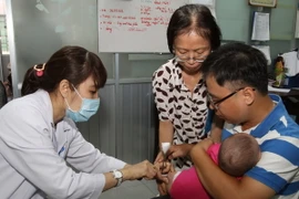 Trẻ tiêm ngừa vắcxin tiêm chủng mở rộng tại Viện Pastuer Thành phố Hồ Chí Minh. (Ảnh: Phương Vy/TTXVN)