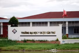 Vụ gian lận thi cử bằng công nghệ cao: 3 y sỹ thi lên bác sỹ 
