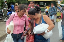 Người dân Venezuela sang mua sắm hàng hóa tại Cucuta, Colombia. (Nguồn: EPA/TTXVN)