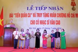 Chủ tịch Quốc hội Nguyễn Thị Kim Ngân trao tặng Huân chương Hồ Chí Minh cho gia đình cố nhạc sỹ Văn Cao. (Ảnh: Phương Hoa/TTXVN)