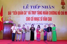 Chủ tịch Quốc hội Nguyễn Thị Kim Ngân trao tặng Huân chương Hồ Chí Minh cho gia đình cố nhạc sỹ Văn Cao. (Ảnh: Phương Hoa/TTXVN)