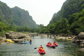 Du khách vui chơi tại khu du lịch Suối Moọc và Sông Chày-Hang Tối trong quần thể du lịch hang động Quảng Bình. (Ảnh: Đức Thọ/TTXVN)