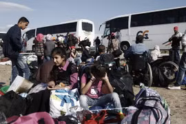 Người tị nạn Syria chờ sơ tán khỏi trại tị nạn gần Idomeni ở khu vực biên giới Hy Lạp-Macedonia. (Nguồn: EPA/TTXVN) 