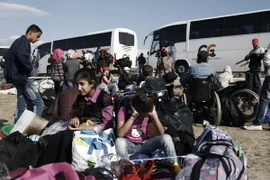 Người tị nạn Syria chờ sơ tán khỏi trại tị nạn gần Idomeni ở khu vực biên giới Hy Lạp-Macedonia. (Nguồn: EPA/TTXVN) 