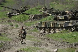 Lực lượng phòng vệ Nagorny Karabakh tuần tra tại làng Mataghis, Azerbaijan. (Nguồn: AFP/TTXVN)