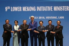Các quan chức tham dự Hội nghị chụp ảnh lưu niệm. (Ảnh: Phạm Kiên/TTXVN)