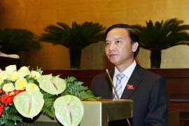 Chủ nhiệm Ủy ban Pháp luật của Quốc hội Nguyễn Khắc Định trình bày Tờ trình về dự kiến điều chỉnh Chương trình xây dựng luật, pháp lệnh năm 2016 và Chương trình xây dựng luật, pháp lệnh năm 2017. (Ảnh: Nguyễn Dân/TTXVN) 