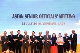 Các quan chức tham dự Hội nghị chụp ảnh lưu niệm. (Ảnh: Phạm Kiên/Vietnam+)