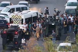 Cảnh sát Thổ Nhĩ Kỳ bắt giữ các đối tượng tình nghi âm mưu đảo chính tại Istanbul. (Nguồn: EPA/TTXVN)