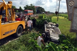 Chiếc ôtô Audi trong vụ tai nạn bị hất văng xuống mương nước ven đường. (Ảnh: Hiền Hạnh/TTXVN)