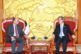 Trưởng ban Kinh tế Trung ương Nguyễn Văn Bình tiếp Thứ trưởng Bộ Tài chính Hoa Kỳ Nathan Sheets. (Ảnh: Doãn Tấn/TTXVN)