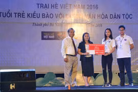 Thanh niên, sinh viên kiều bào trao quà cho Hội nạn nhân chất độc da cam/dioxin Đà Nẵng. (Ảnh: Đinh Văn Nhiều/TTXVN)