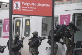 Lực lượng đặc nhiệm Brazil tham gia cuộc diễn tập chống khủng bố tại Rio de Janeiro. (Nguồn: AFP/TTXVN)