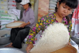 Tại cửa hàng bán gạo ở thủ đô Phnom Penh. (Nguồn: AFP/TTXVN)