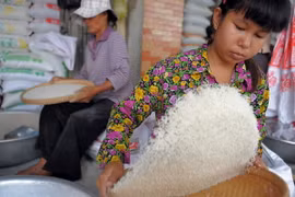 Tại cửa hàng bán gạo ở thủ đô Phnom Penh. (Nguồn: AFP/TTXVN)