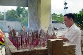 Ông Nguyễn Đức Lợi dâng hương tại Nghĩa trang Liệt sỹ Quốc gia Đường 9. (Ảnh: Trần Tĩnh/TTXVN)