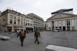 Cảnh sát và lực lượng an ninh Bỉ tuần tra trên đường phố ở Brussels. (Nguồn: EPA/TTXVN)