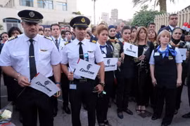 Nhân viên hãng hàng không EgyptAir tưởng niệm các nạn nhân thiệt mạng trong vụ rơi máy bay MS804. (Nguồn: EPA/TTXVN)