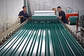 Sản xuất tấm lợp kim loại màu. (Ảnh: Trọng Đạt/TTXVN)