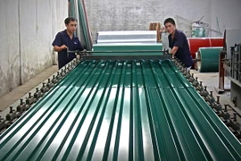 Sản xuất tấm lợp kim loại màu. (Ảnh: Trọng Đạt/TTXVN)